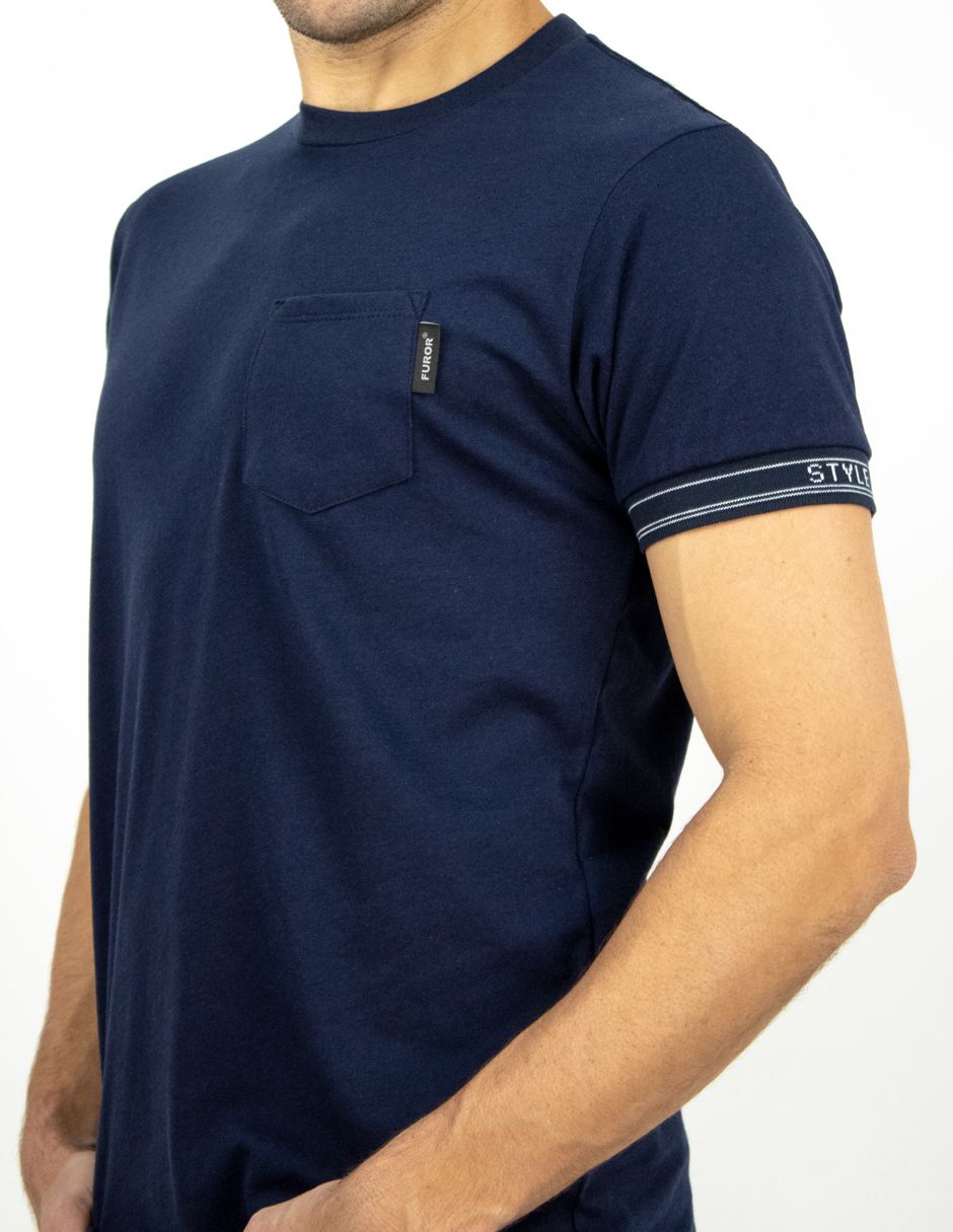 Camiseta azul marino con bolsillo en el pecho y ribete estampado en las mangas sobre fondo blanco.