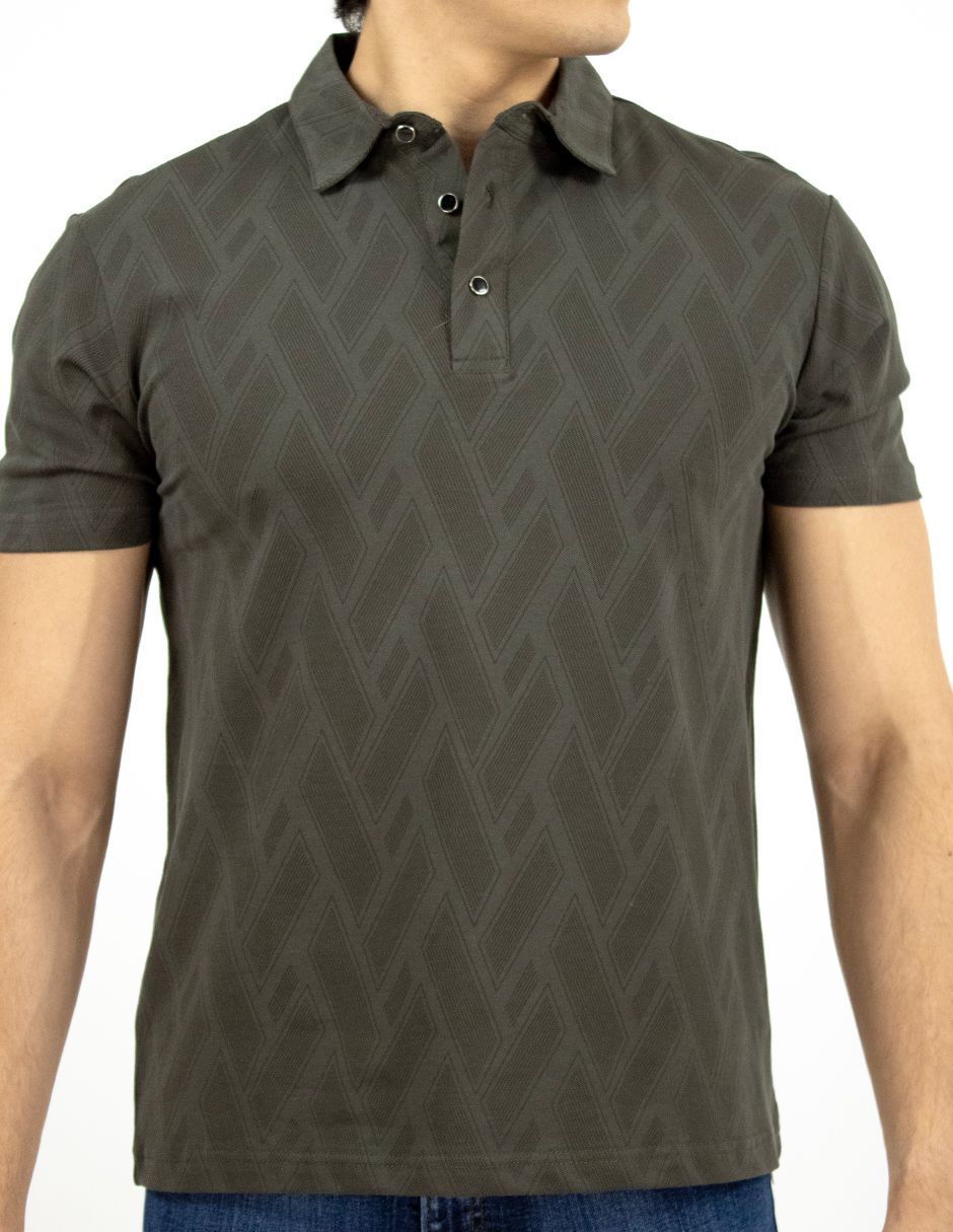 Persona con una camisa polo gris oscuro estampada sobre un fondo blanco.