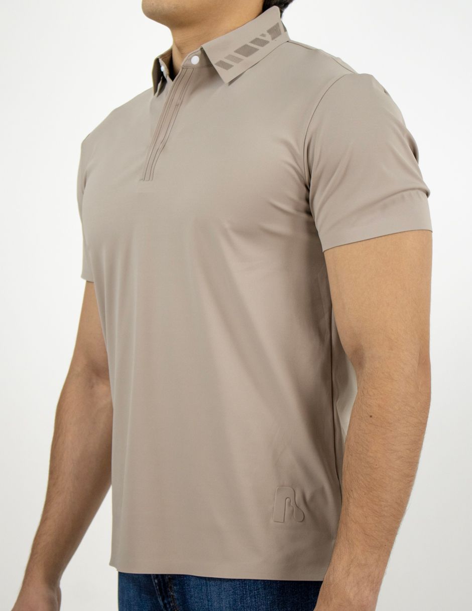 Camisa polo beige de manga corta con cuello estampado y tapeta de botones en un maniquí.