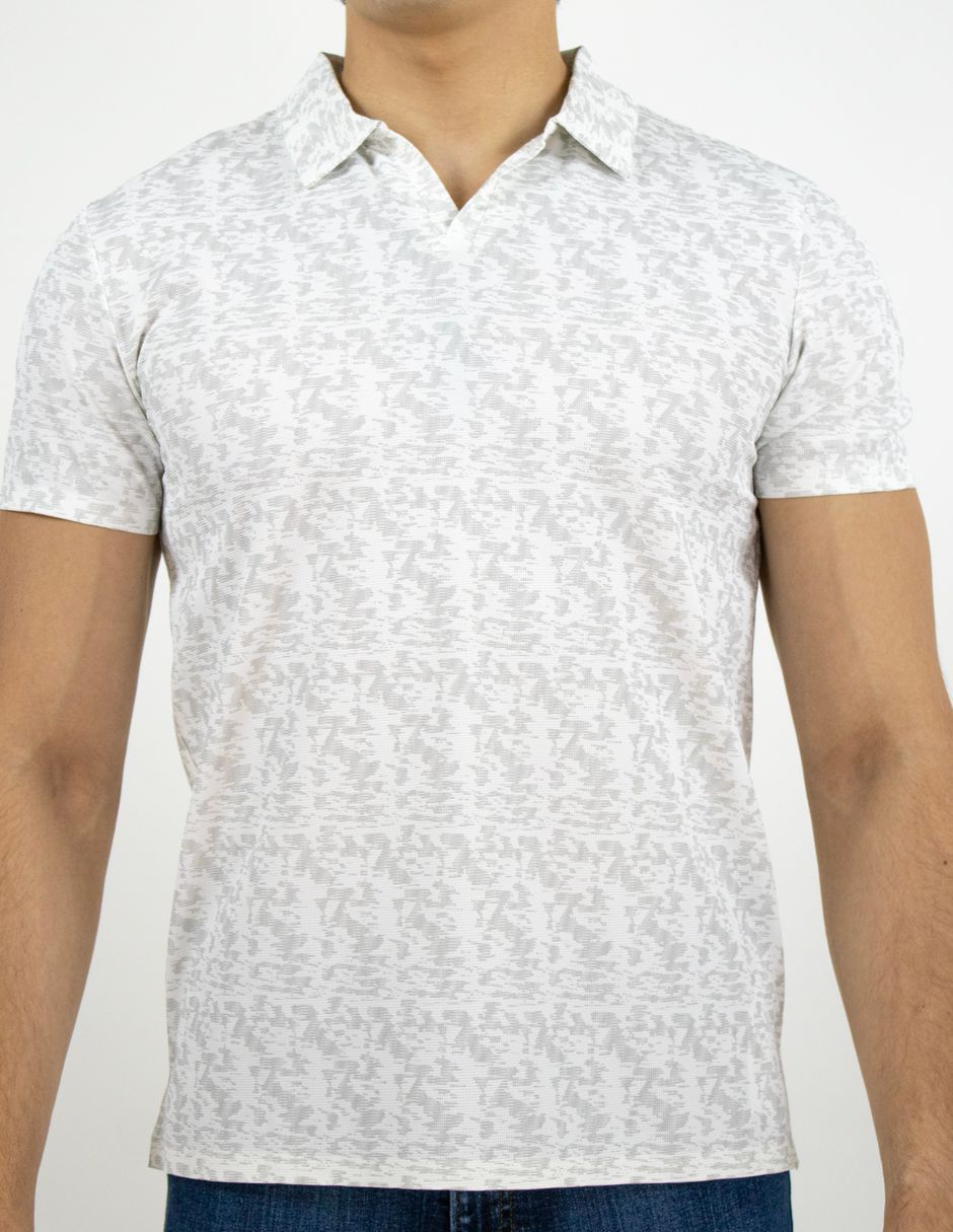 Hombre con una camisa polo gris claro estampada sobre un fondo liso.
