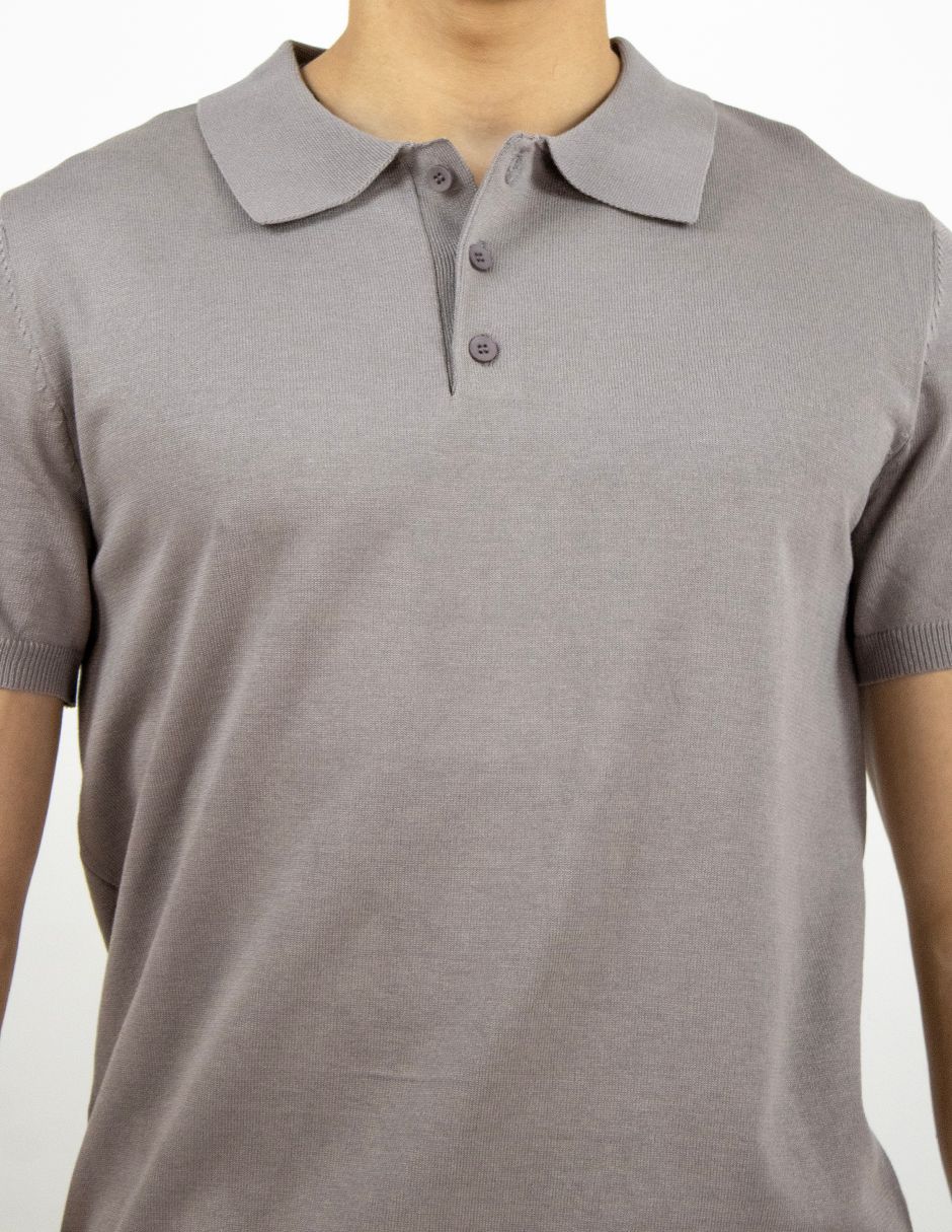 Polo gris de manga corta con cuello y tapeta de tres botones.
