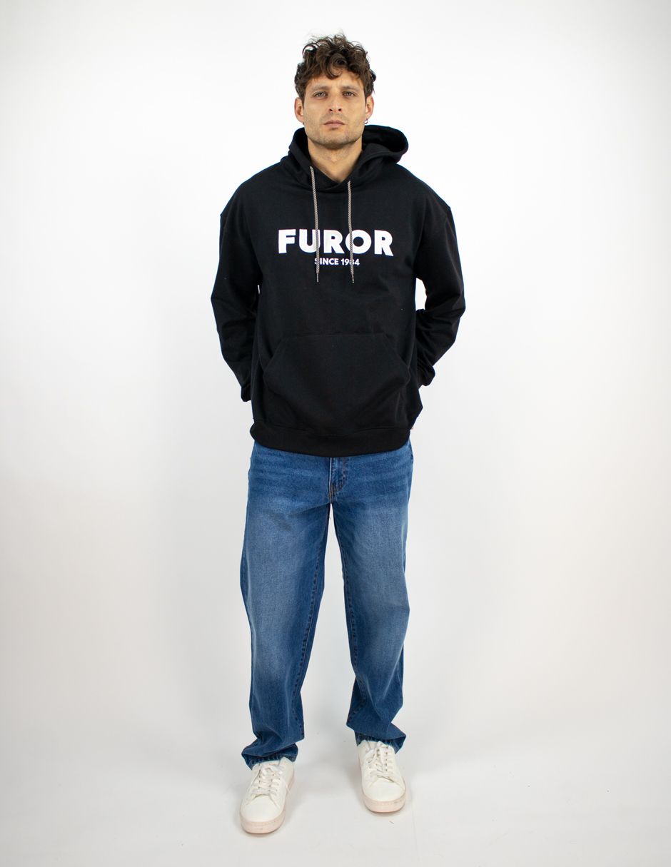 Persona con sudadera negra con la inscripción