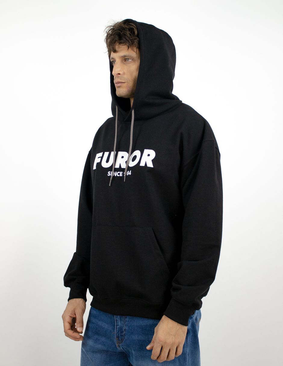 Hombre con sudadera negra con la palabra