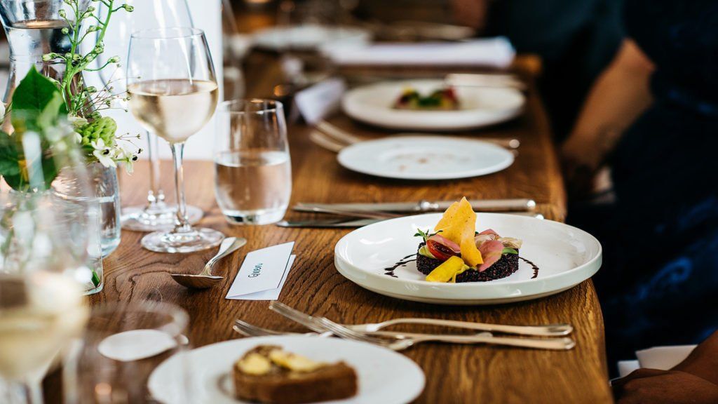 Gedekte tafel voor een feest in een zaal in Voorschoten