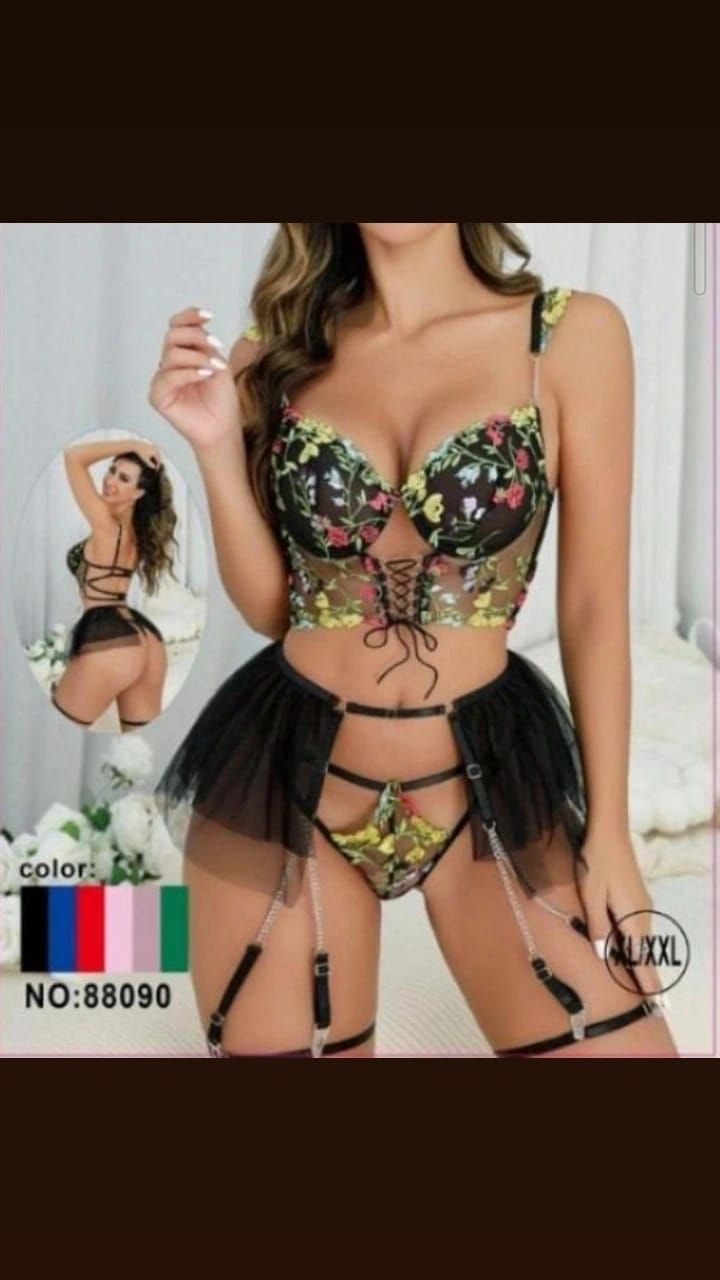Conjunto de lencería floral con detalles transparentes negros y tirantes hasta el muslo, exhibido en un maniquí, con una pequeña vista lateral.