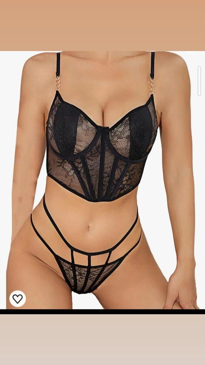 Conjunto de lencería negra con tirantes, sujetador estilo corsé de encaje y bragas a juego con aberturas, en un torso de modelo.
