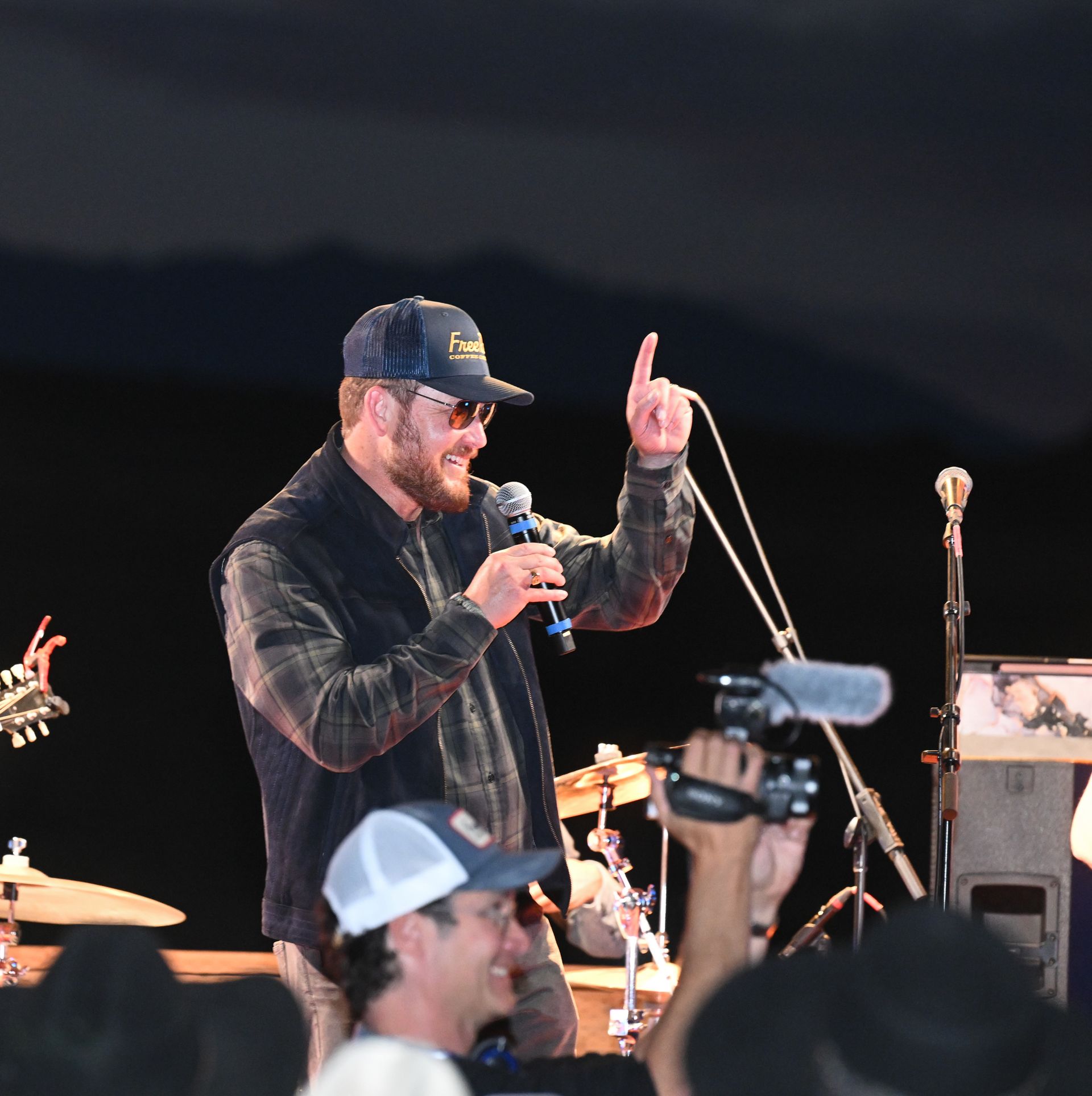Cole Hauser Bourbon And Bonfire 2023 - gzzez4e