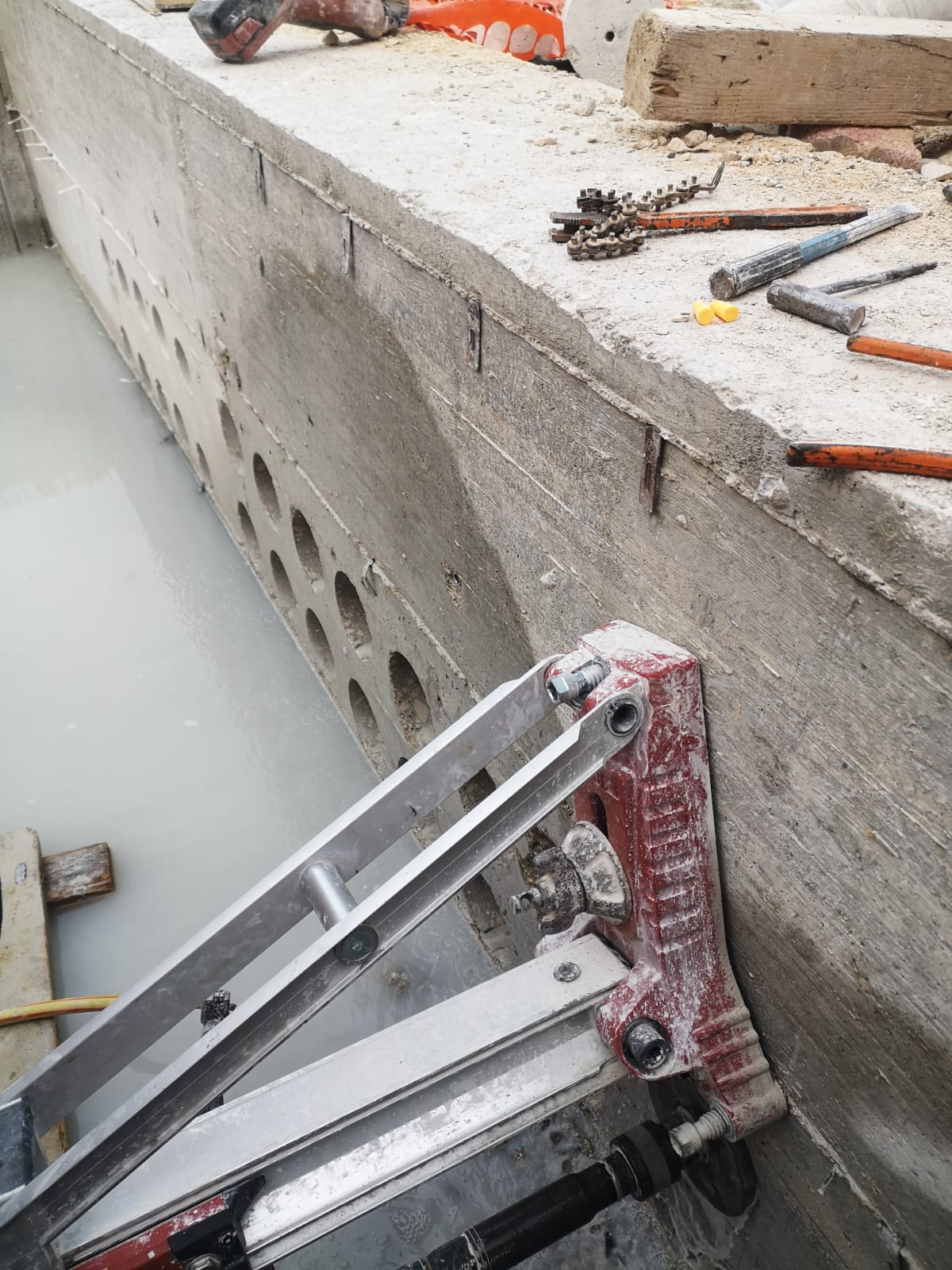 Muro con sopra strumenti edili