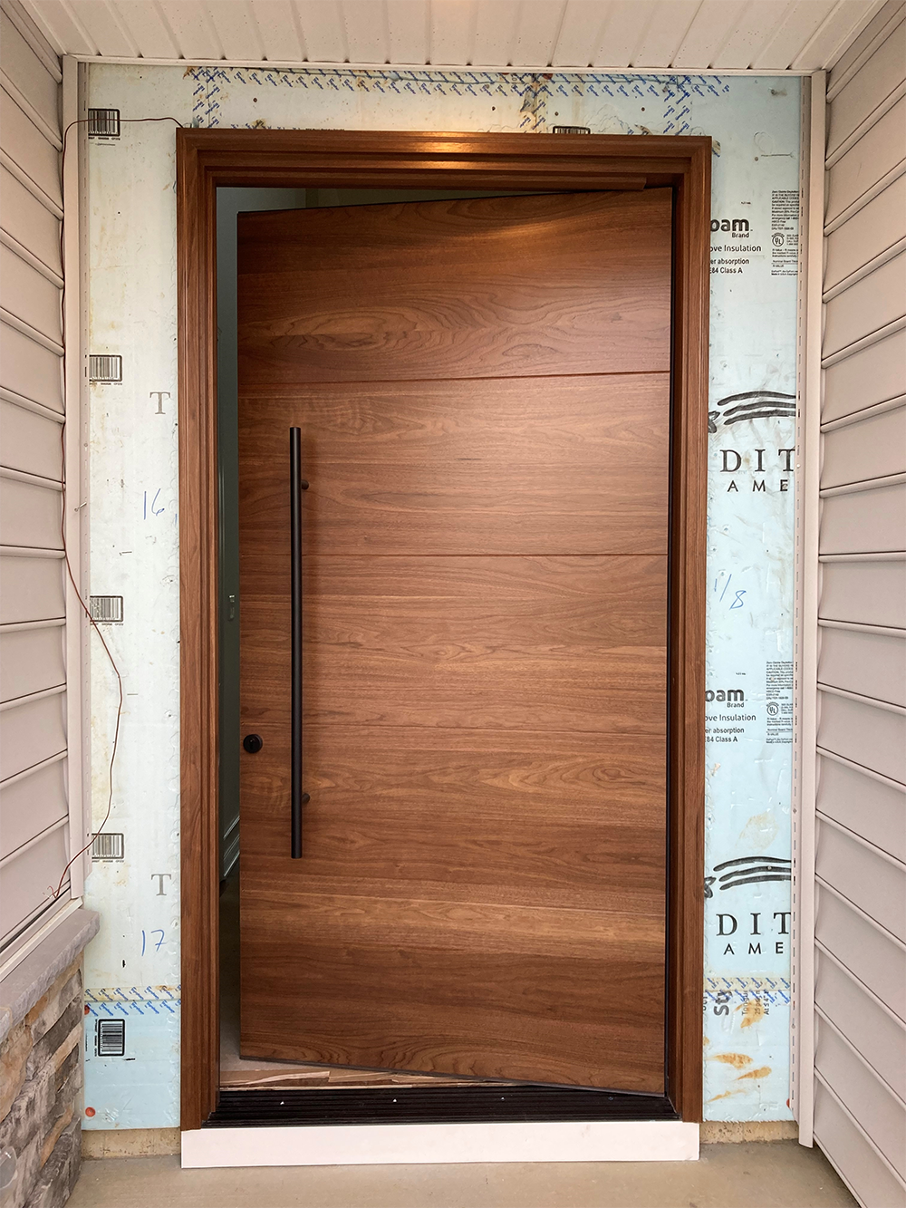 Adamson #28123
Walnut flush door finished in clear
Hoppe contemporary lock system & pulls