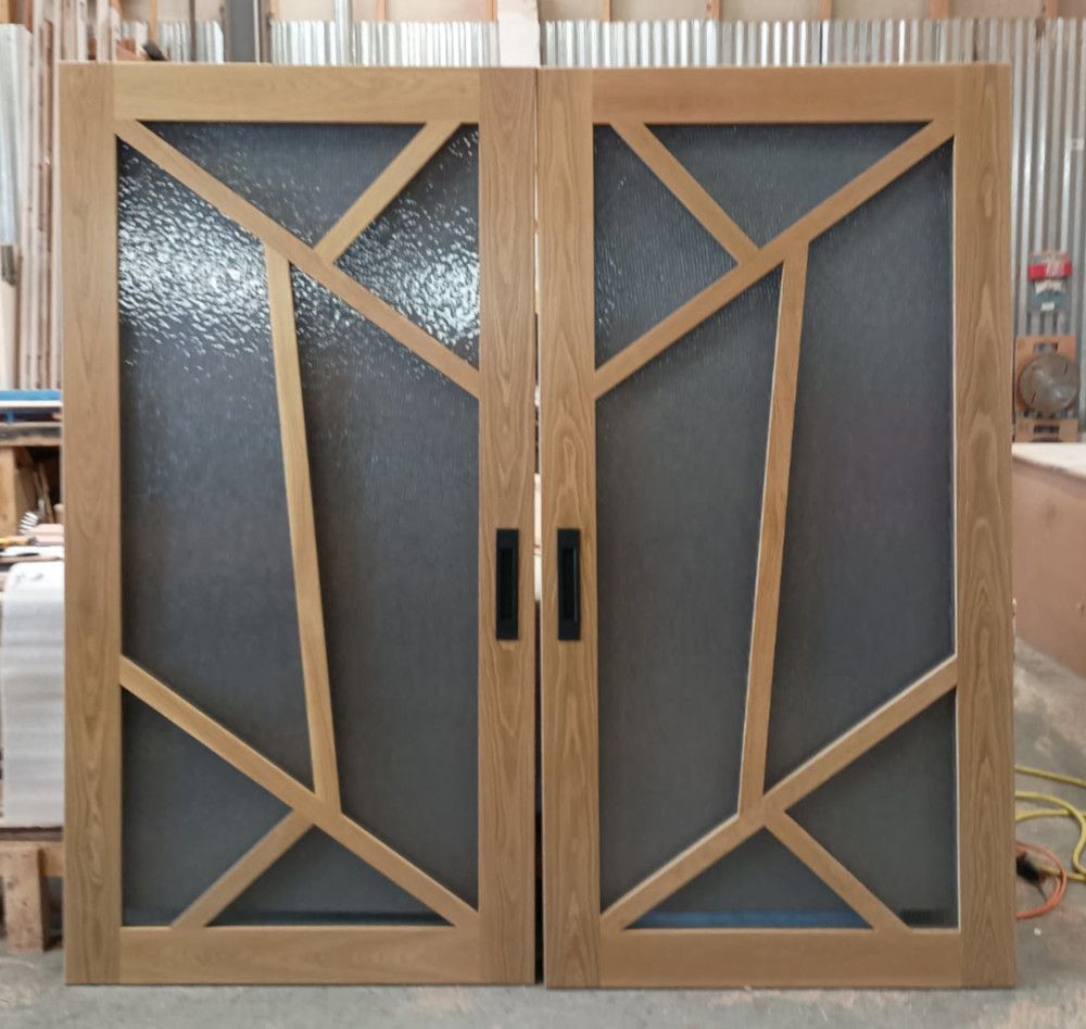 KHE #29212
Flat sawn White Oak barn door
Niagara light blue c89 121 glass
Finished in clear
North Beach, NJ