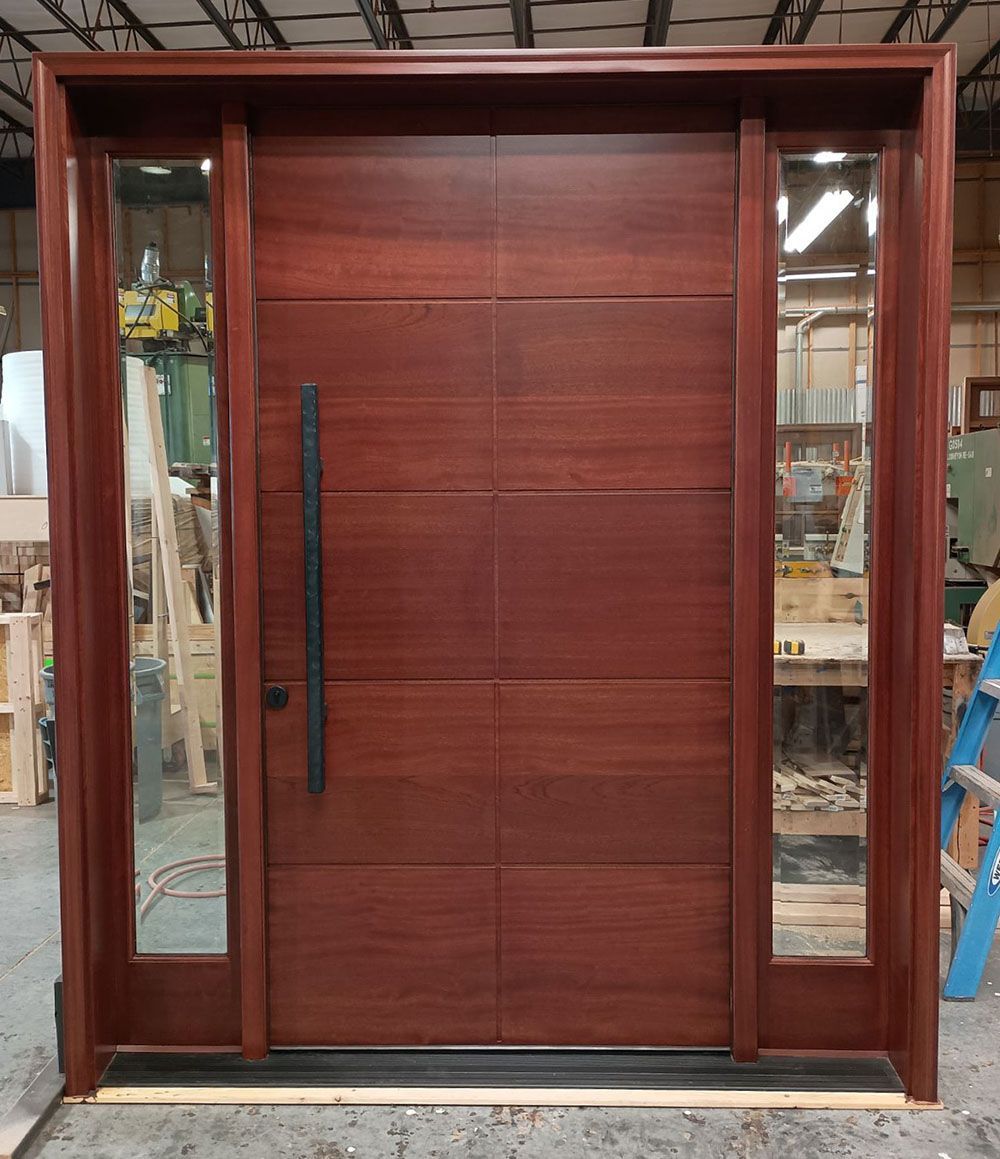 Martin #28464
Mahogany horizontal grain paneled flush door unit
Beveled glass
Contemporary multi-point lock system
Finished in Bordeaux