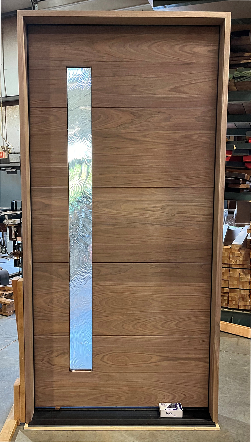 Meade #28494
Walnut flush door with Baroque glass
unfinished
