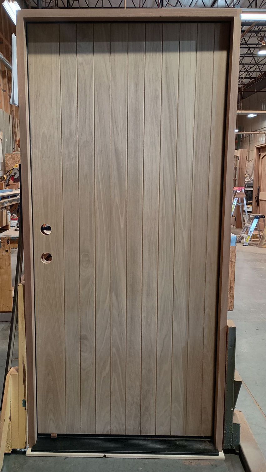 Safran #28516
Flat sawn white oak flush door with v-grooves
PA