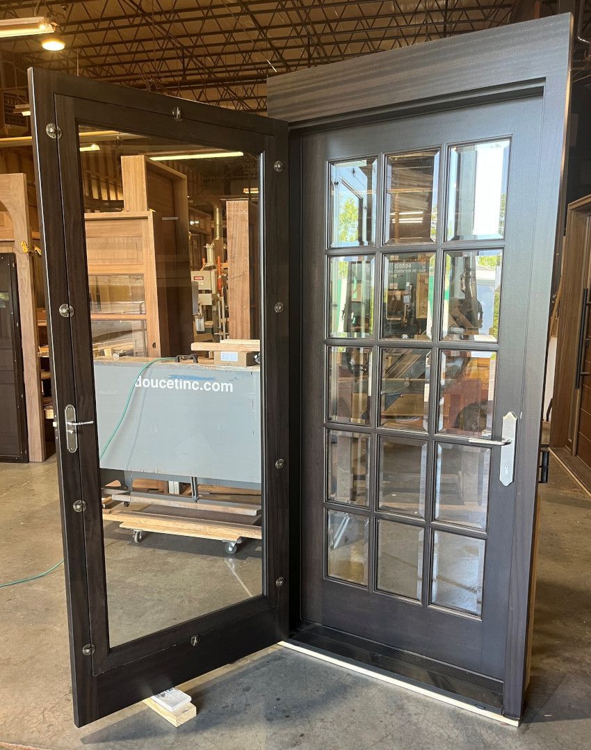 Beskrone #29135
Mahogany door with beveled glass
Mahogany storm/screen door
Finished in Chocolate
Ocean City, NJ