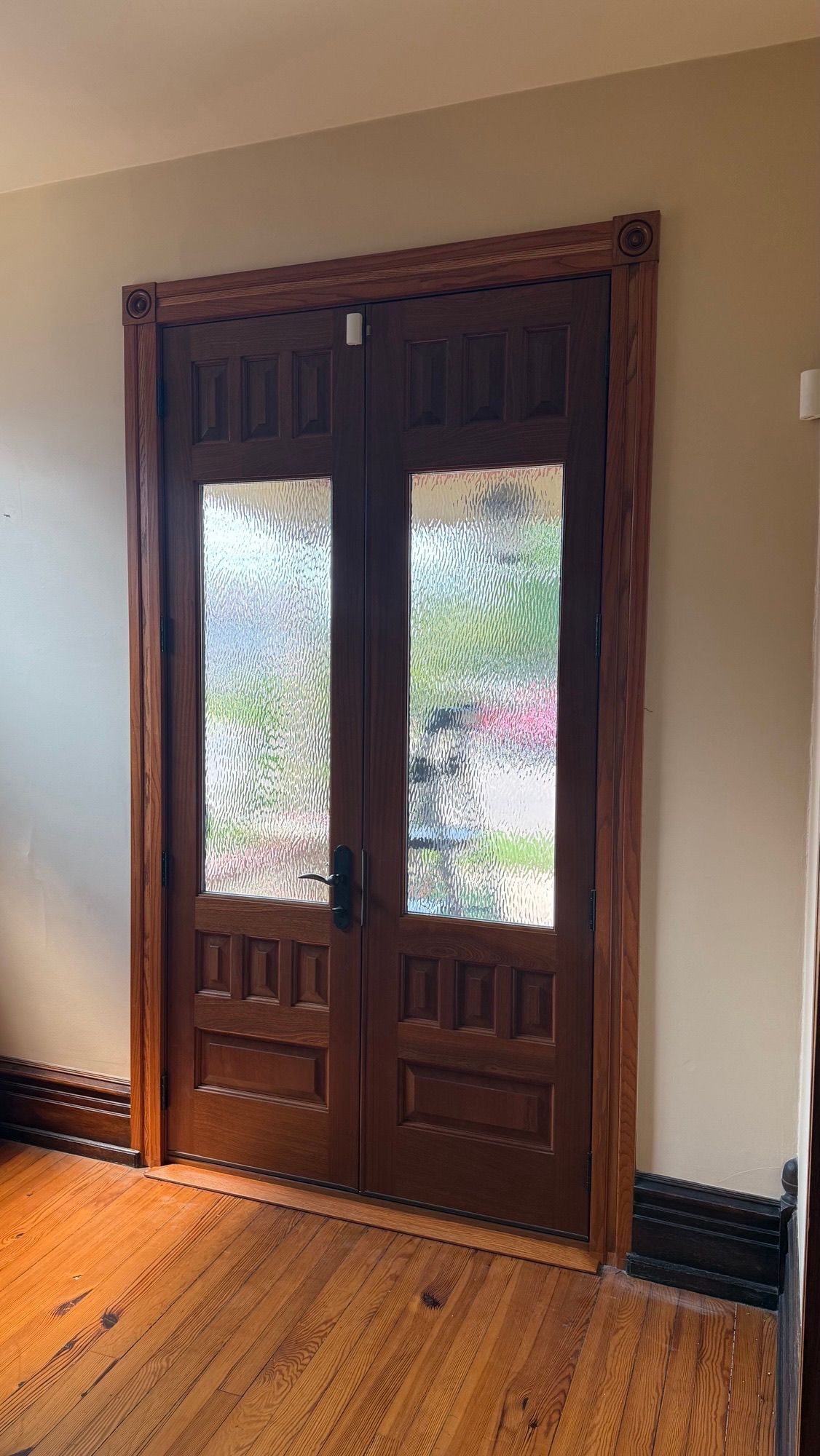 Glen #29034
Mahogany door with Mahogany sill
Water glass
Oversize chamfered t-astragal
Split finish – Rosewood & custom match interior stain
Bloomsburg, PA