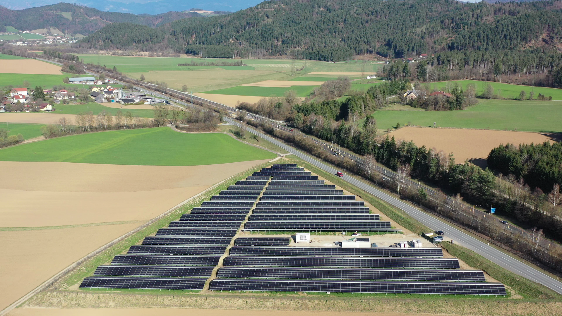 Drohenbild Solaranlage aus einiger Entfernung