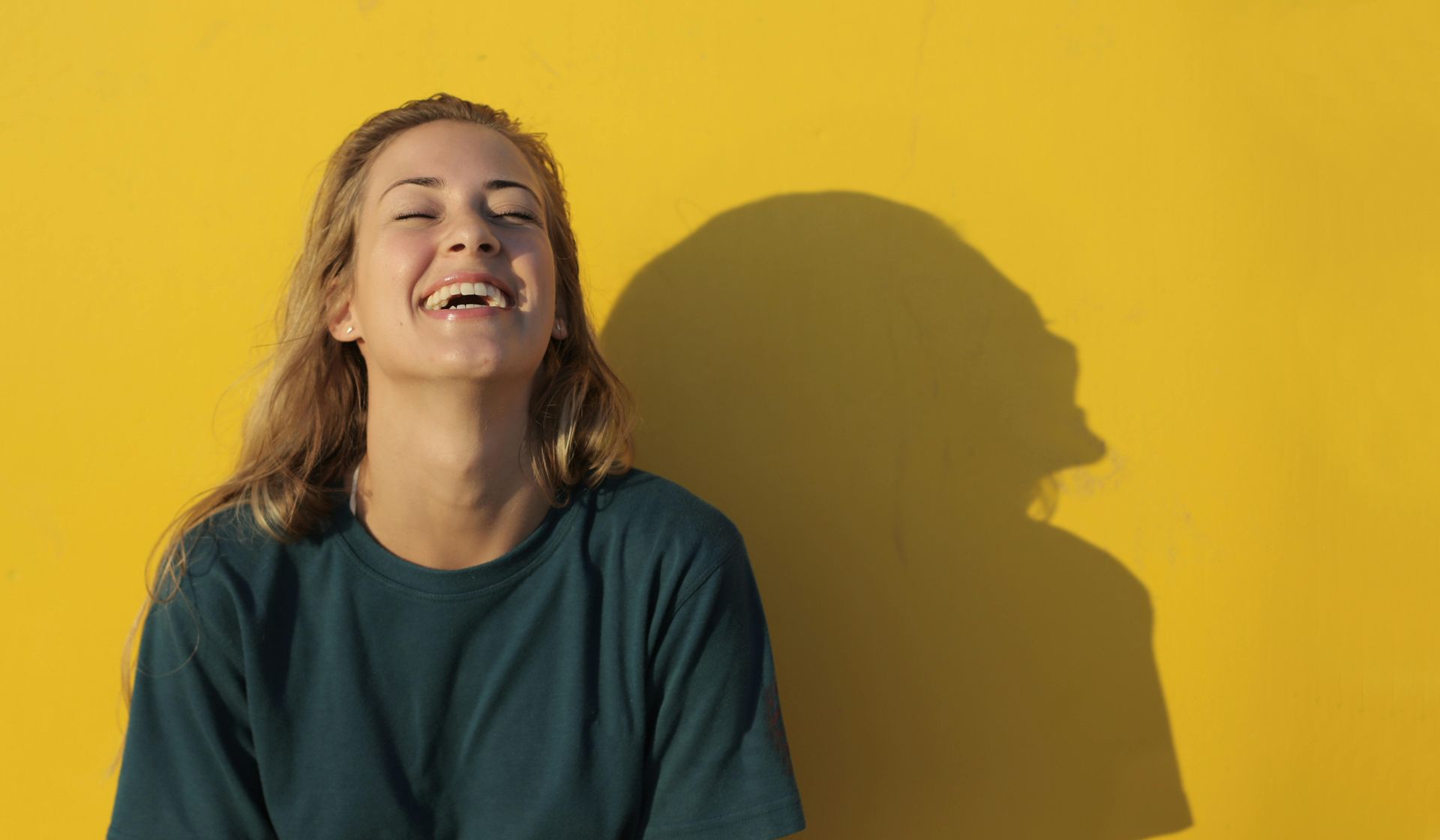 Frau lächelnd in der Sonne