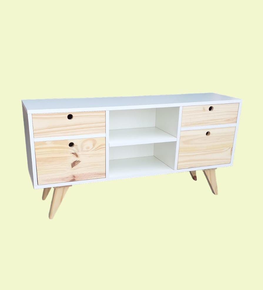 Mueble de TV en tono blanco y madera con dos cajones en cada extremo, estante abierto en el medio y patas en ángulo.