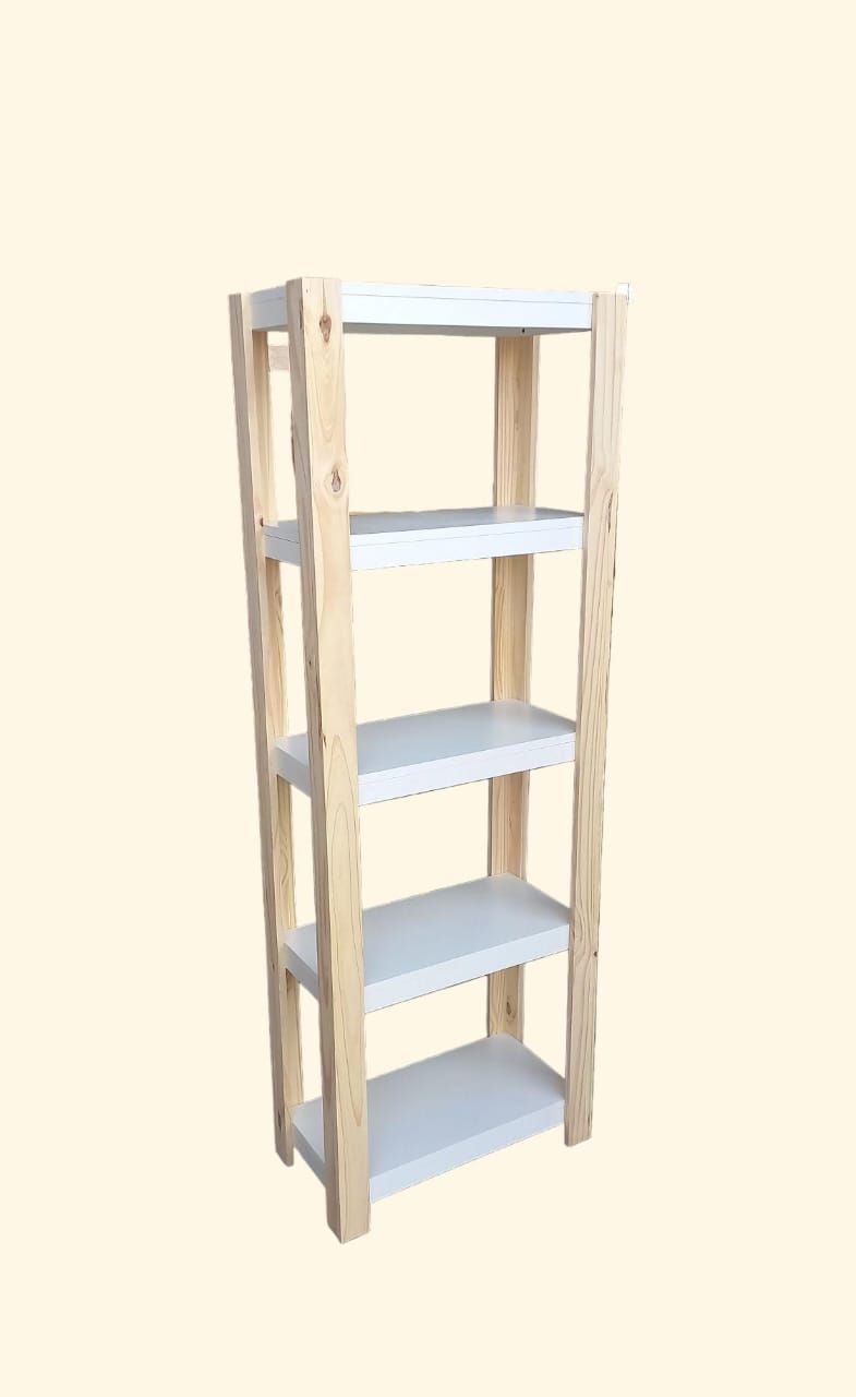 Estantería de madera con cuatro estantes de color blanco, estructura de madera natural, sobre fondo beige claro.