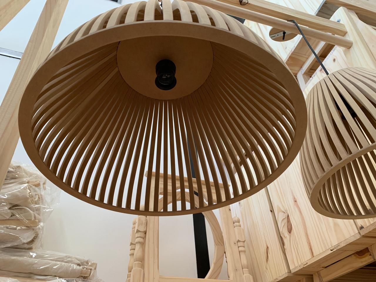 Pantalla de madera con lamas verticales. Vista interior, madera marrón.