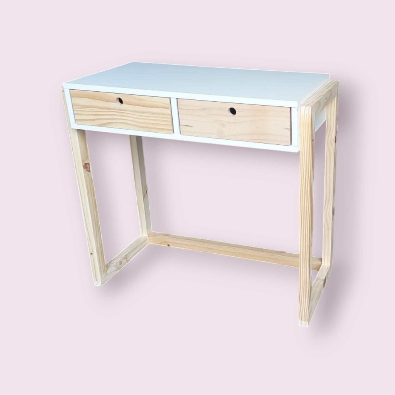 Escritorio blanco y de madera con dos cajones. Patas en ángulo y travesaño de apoyo.