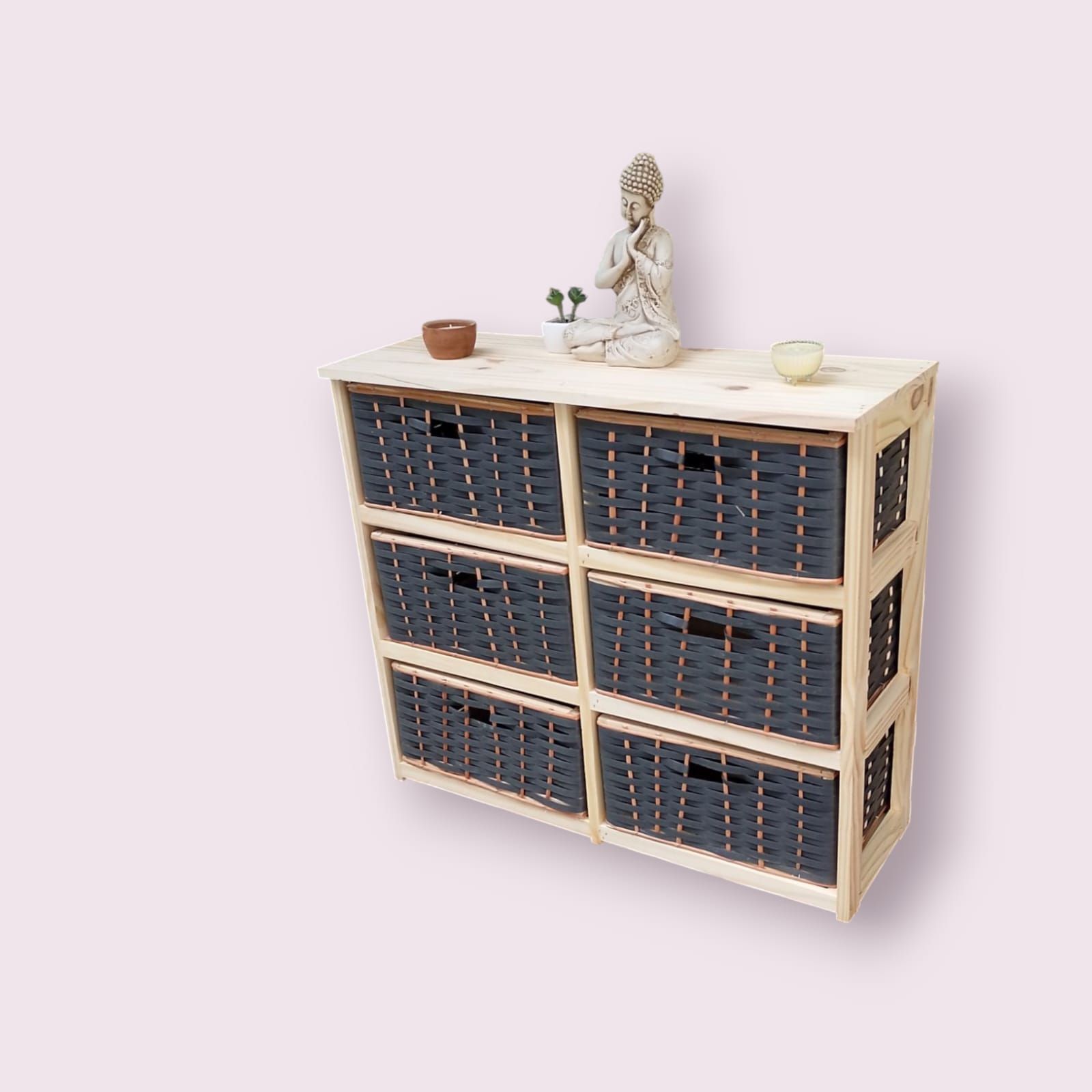 Mueble de almacenaje de madera con seis cestas tejidas y elementos decorativos en la parte superior.
