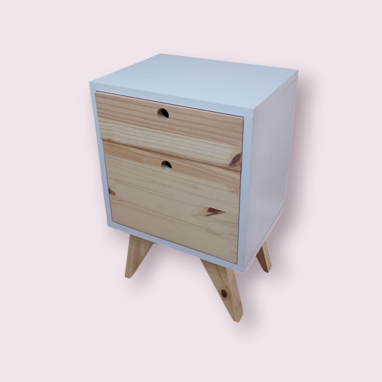 Mesita de noche blanca con dos cajones de madera y patas en ángulo.