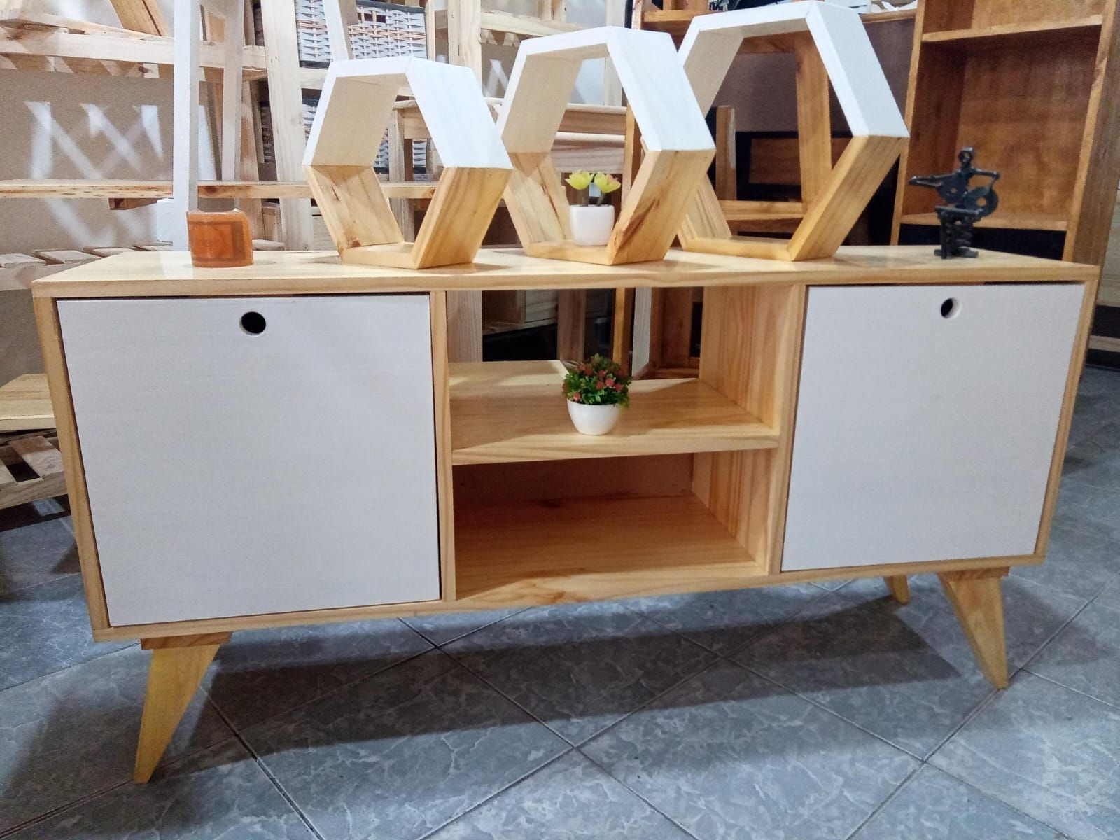 Mueble de madera con puertas blancas y estantes hexagonales.