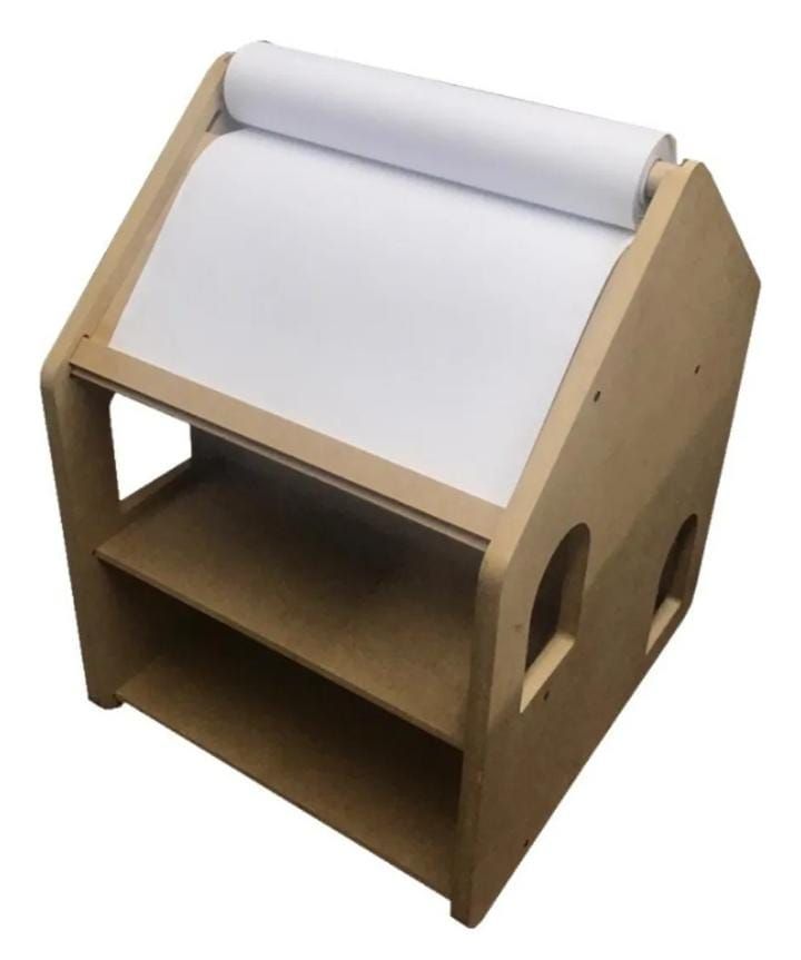 Caballete de madera para arte infantil con rollo de papel, dos estantes y marco en forma de casa.