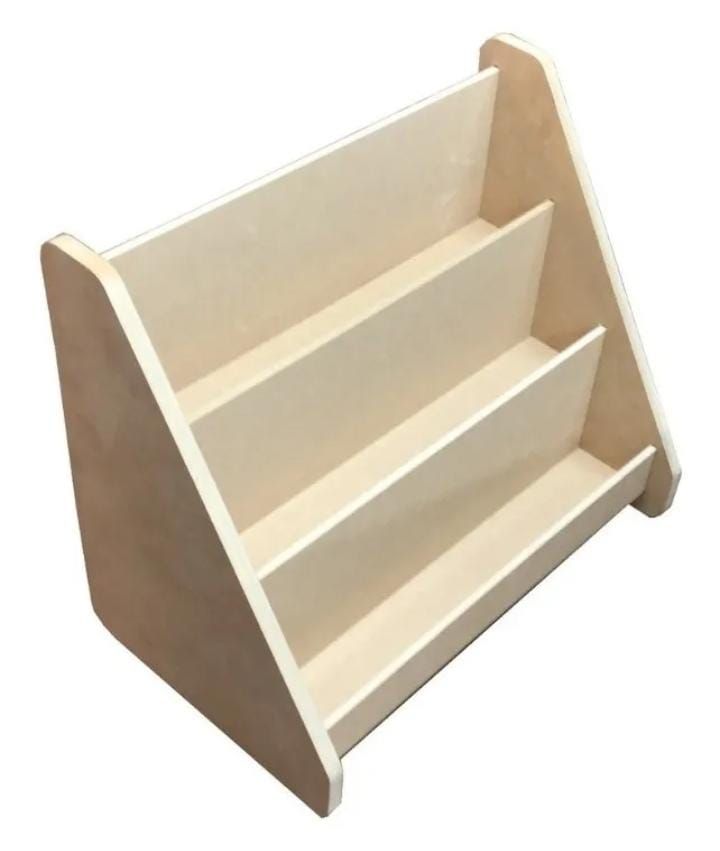 Estantería de madera de tres niveles con diseño angular, color beige claro.