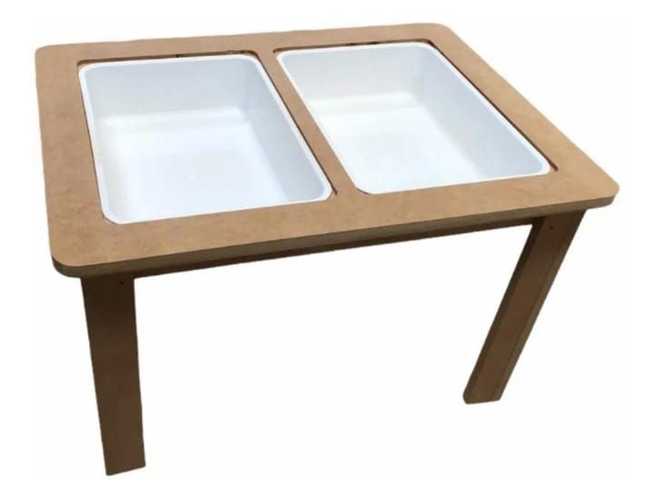 Mesa sensorial de dos recipientes con contenedores blancos rectangulares colocados sobre una superficie y patas de color marrón claro.