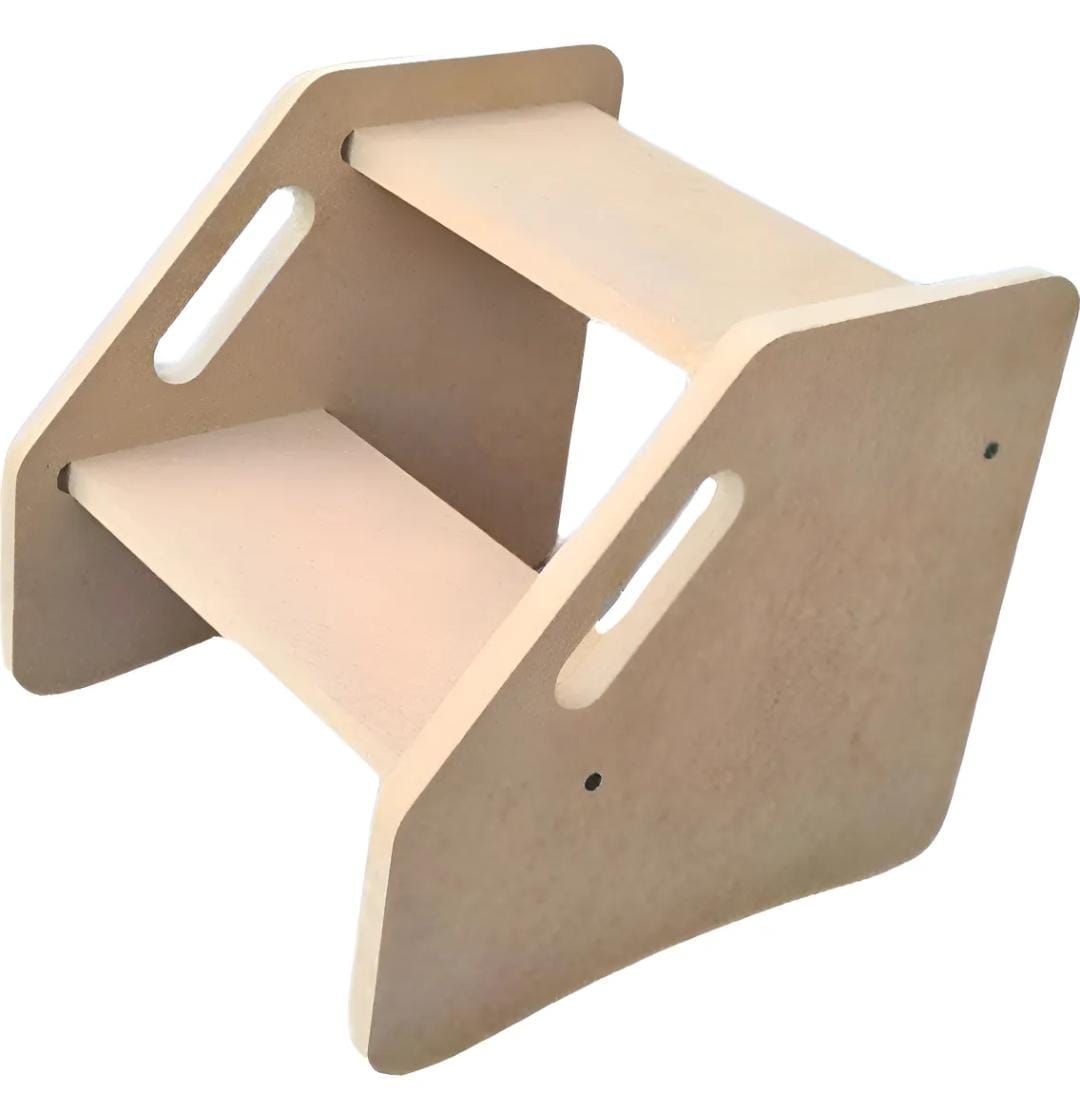 Taburete de madera de dos peldaños con asas integradas. Beige, en un ambiente neutro.
