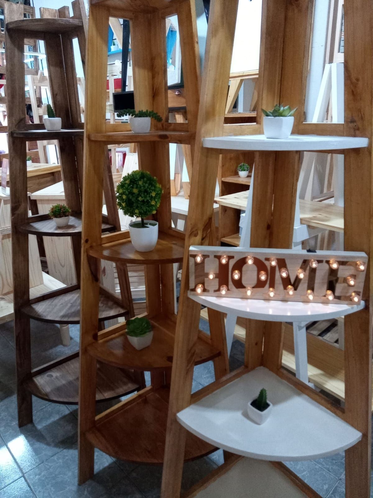 Estantes esquineros de madera con plantas y cartel 