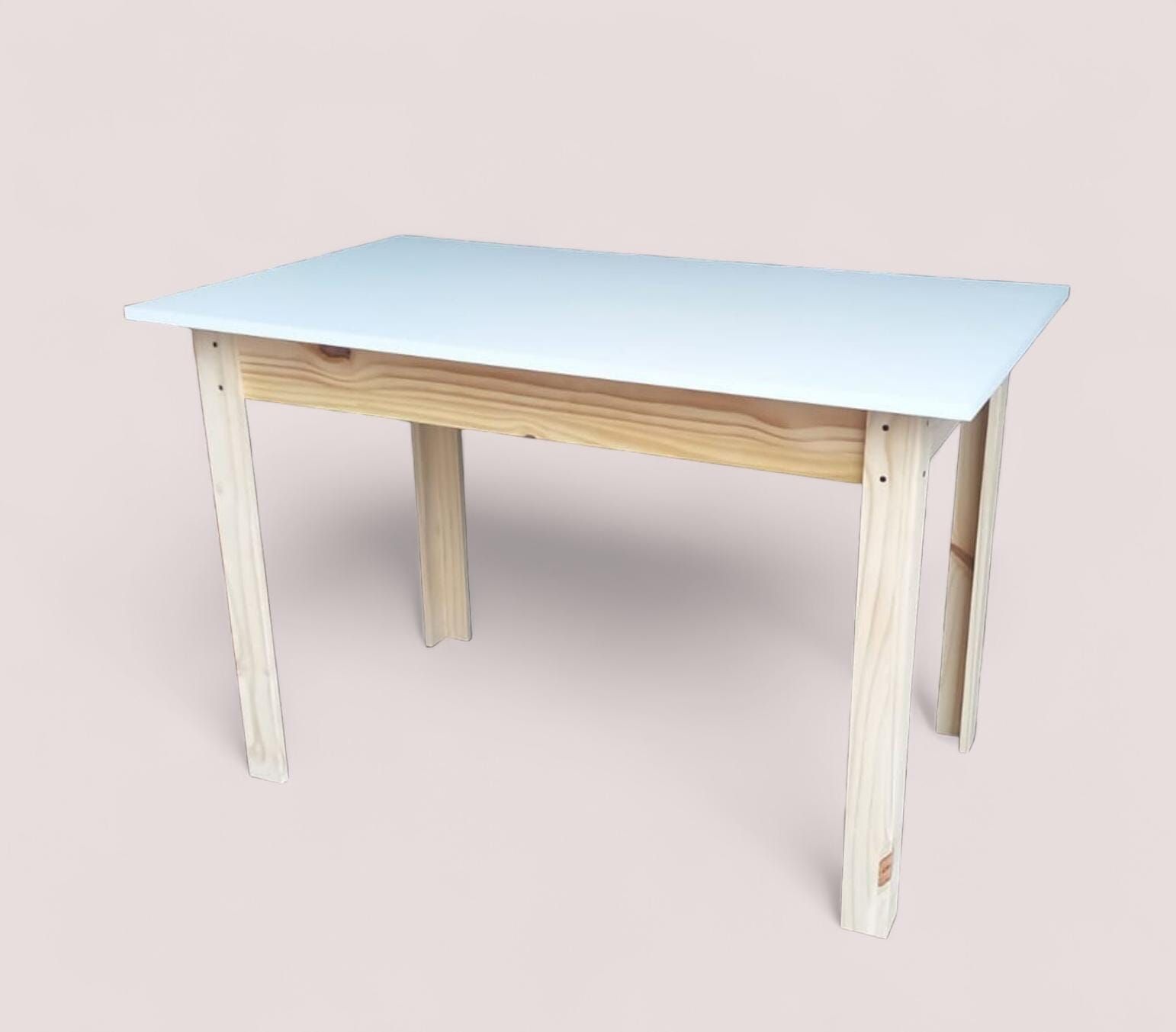 Mesa con tapa blanca y patas de madera clara sobre un fondo rosa.