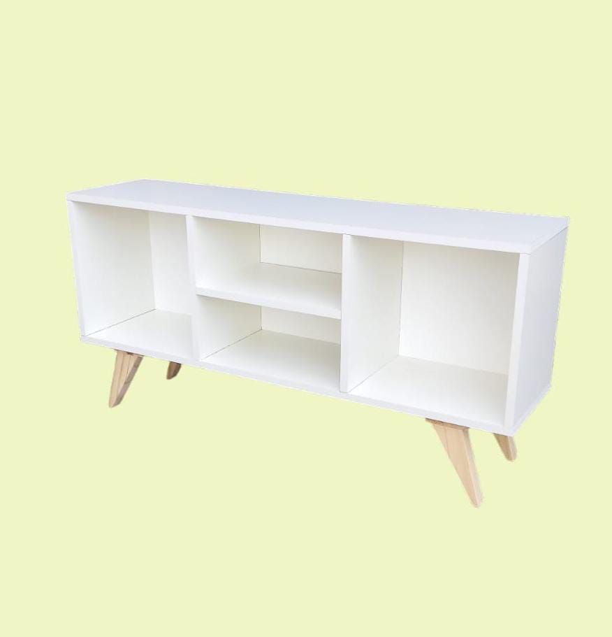 Consola multimedia rectangular blanca con compartimentos de almacenamiento abiertos y patas de madera en ángulo.