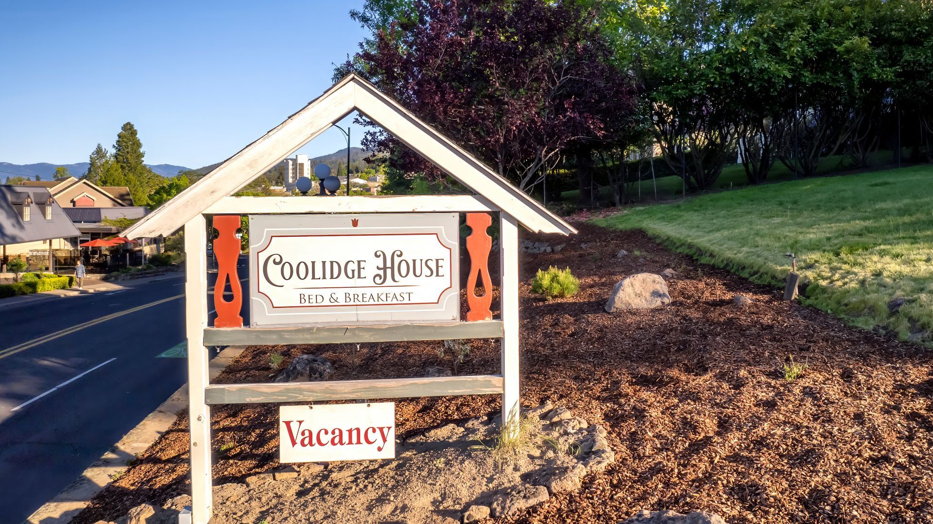 A sign that says vacancy on it in front of a road
