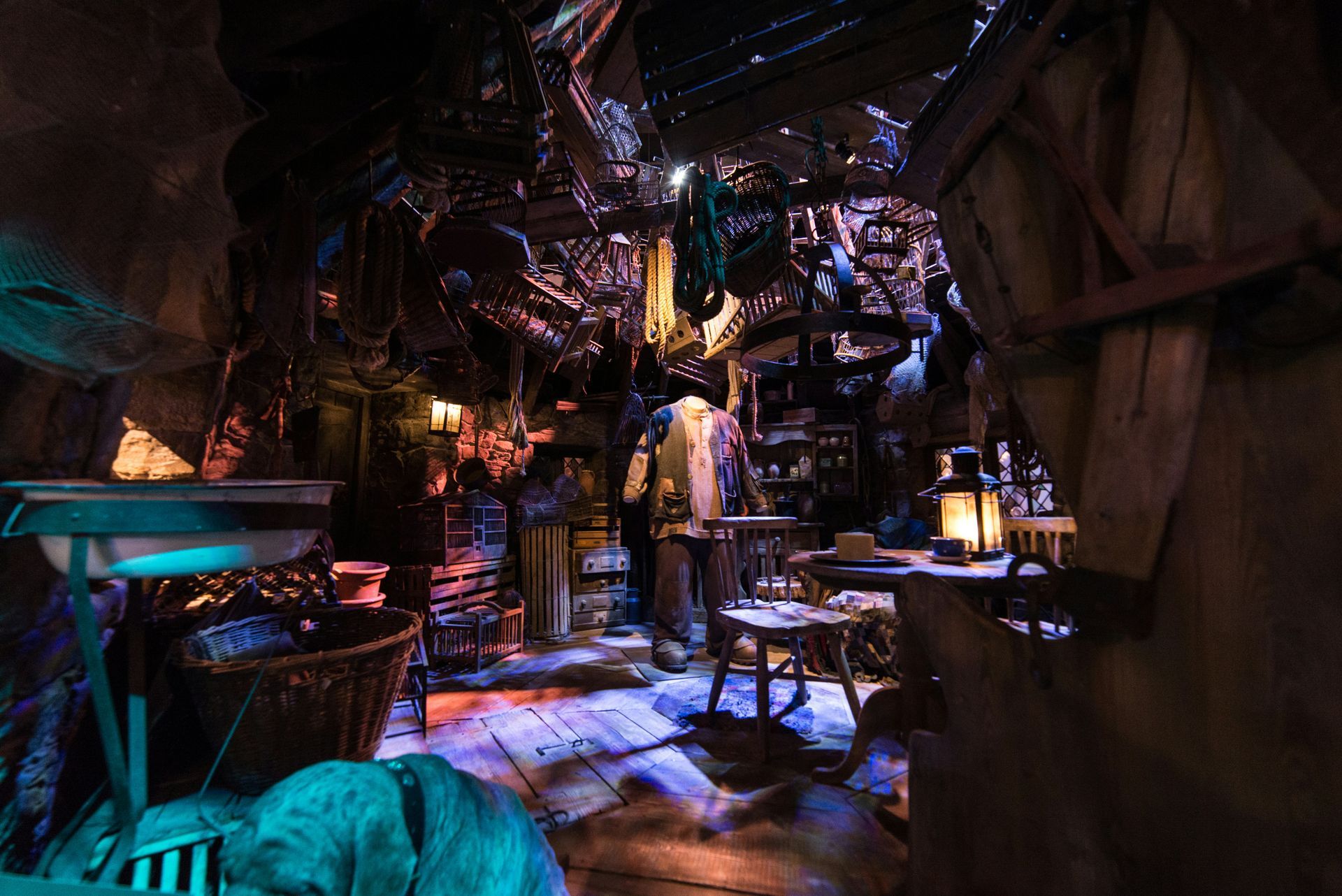 DUMBLEDORE'S OFFICE DUMBLEDORE'S OFFICE