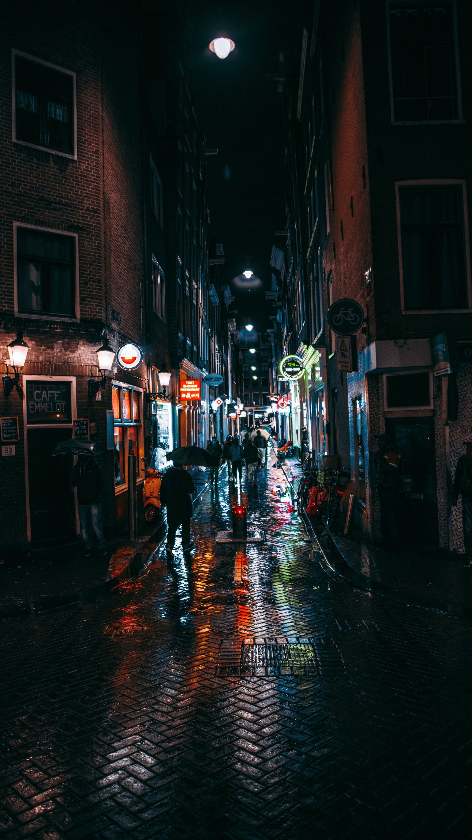 Indulge in the Nightlife Goditi la vita notturna