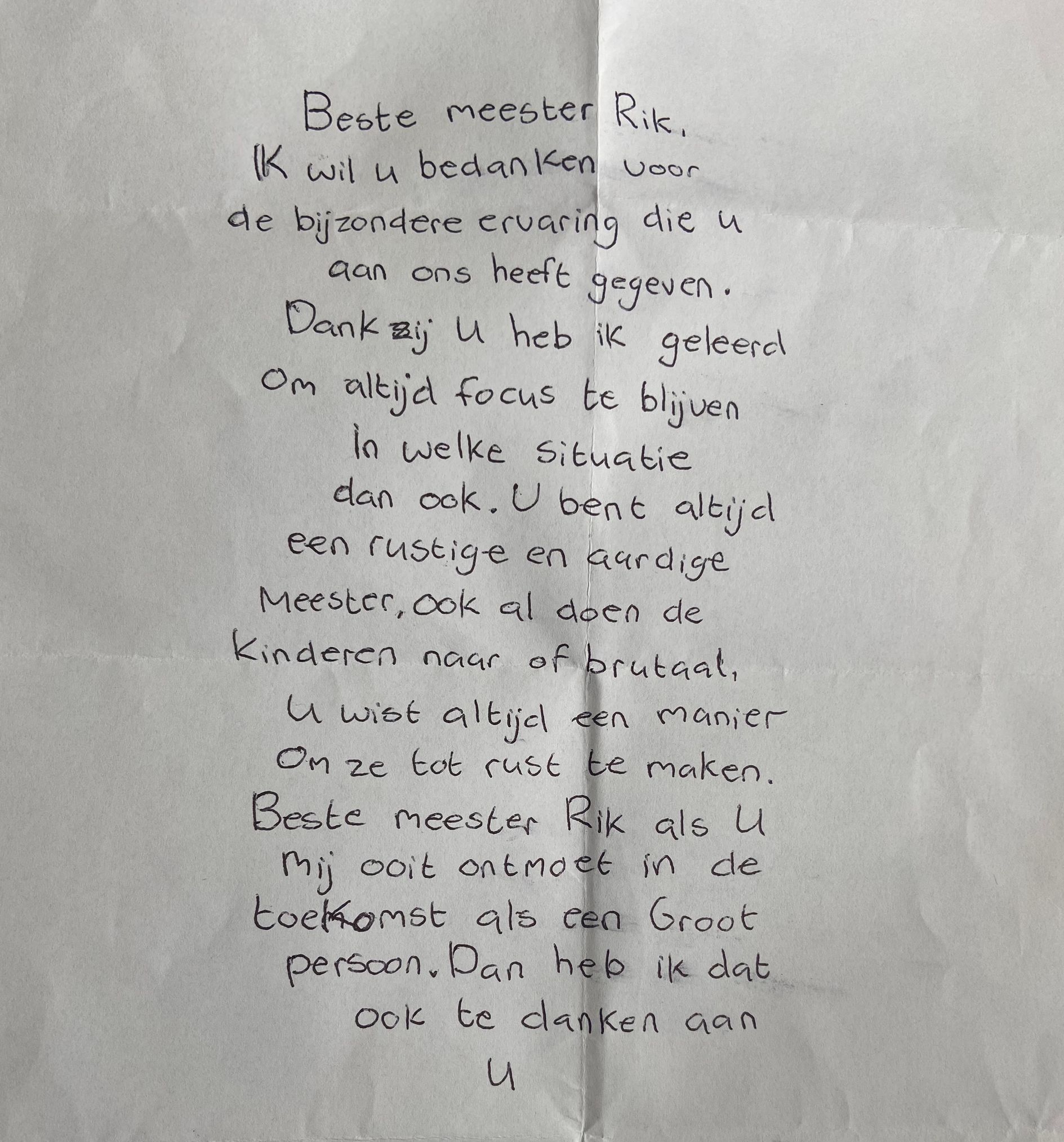 Een stuk papier met buitenlandse tekst erop