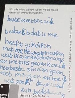 Een handgeschreven notitie in een andere taal dan Engels