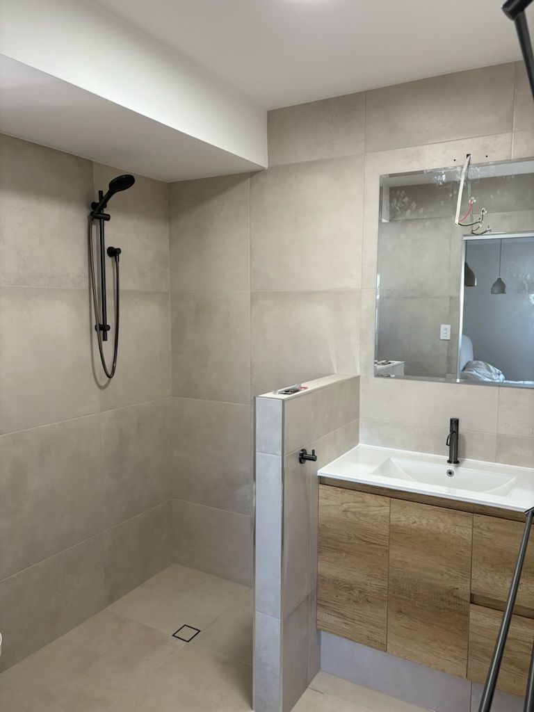 Modern Bathroom With Tiled Shower — Done Right Bathrooms And Renovations in Edmonton, QLD