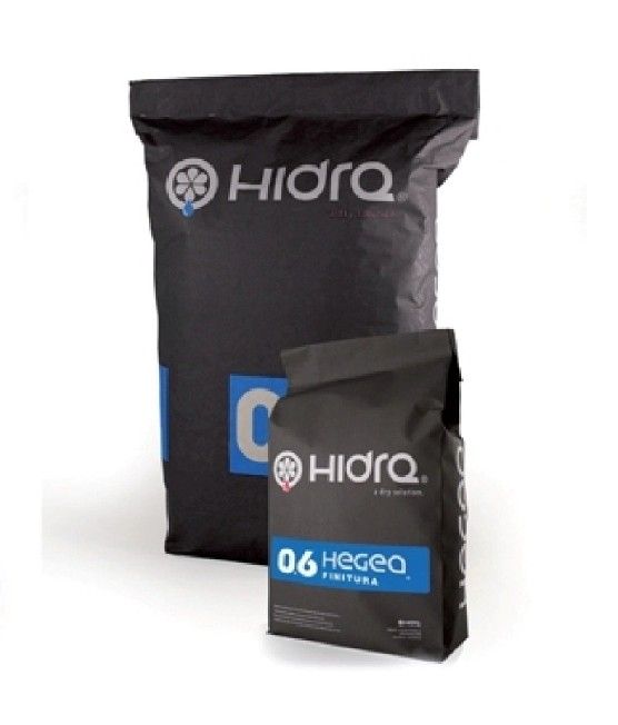 Due sacchi di caffè Hidro neri su sfondo bianco, un sacco grande dietro un sacco più piccolo.