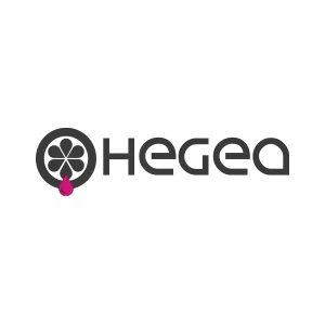 Logo HEGEA in grigio scuro con un dettaglio a goccia rosa.