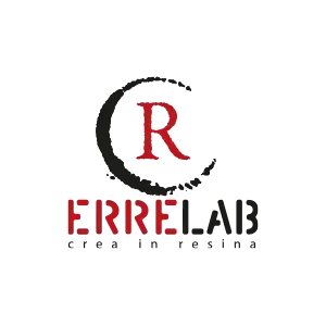 Logo ERRBELAB con una “R” rossa all'interno di una pennellata circolare nera e lo slogan “crea in resina”