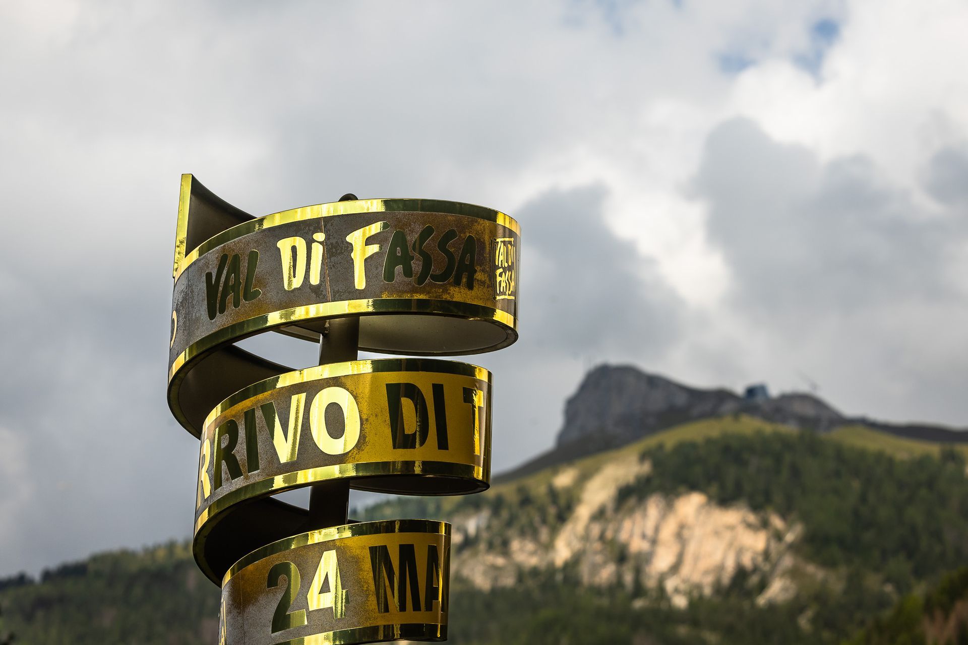 A sign that says ' rivo di 24 mi ' on it