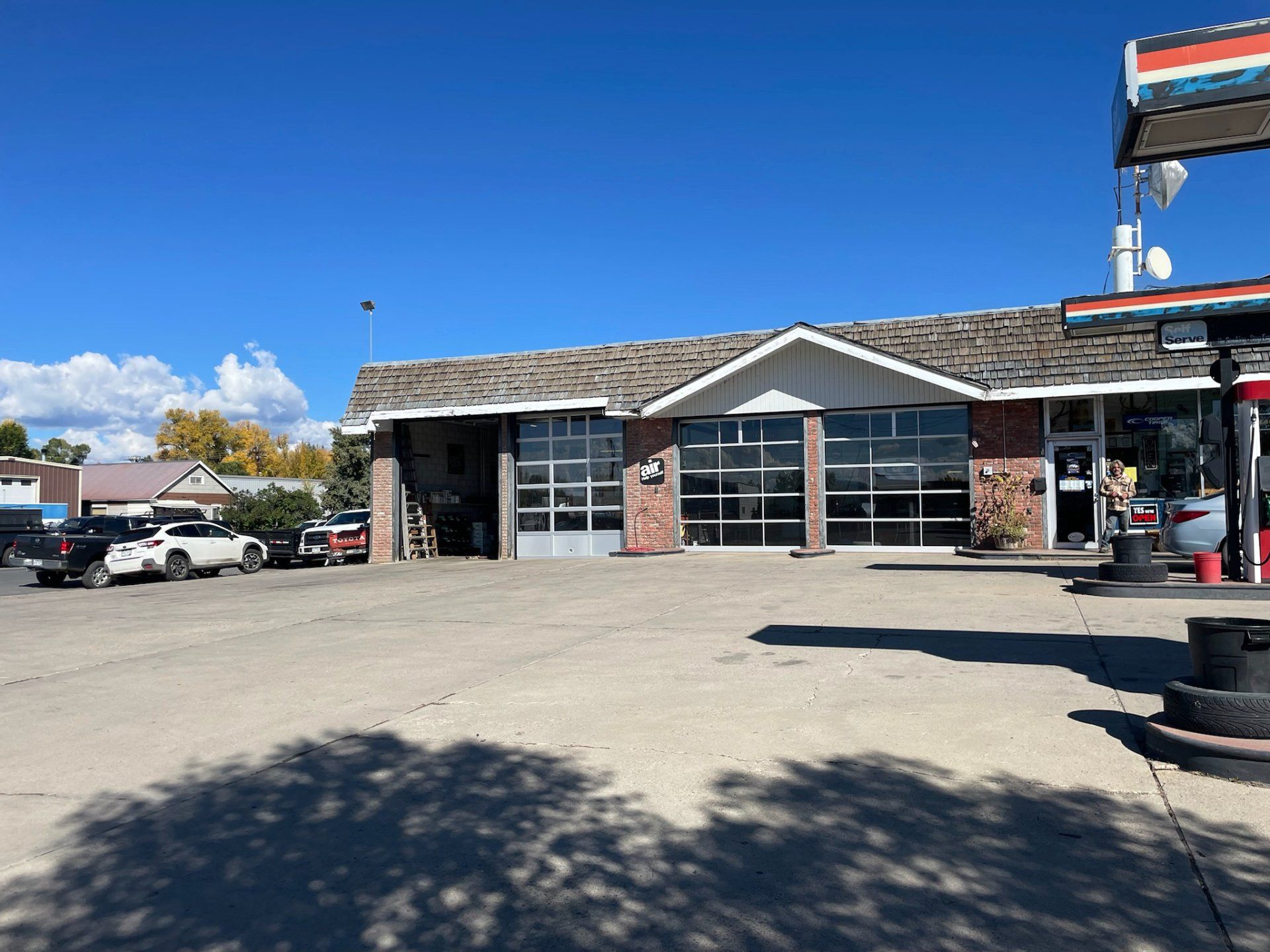 standard tire service center in gunnison with blue sky
