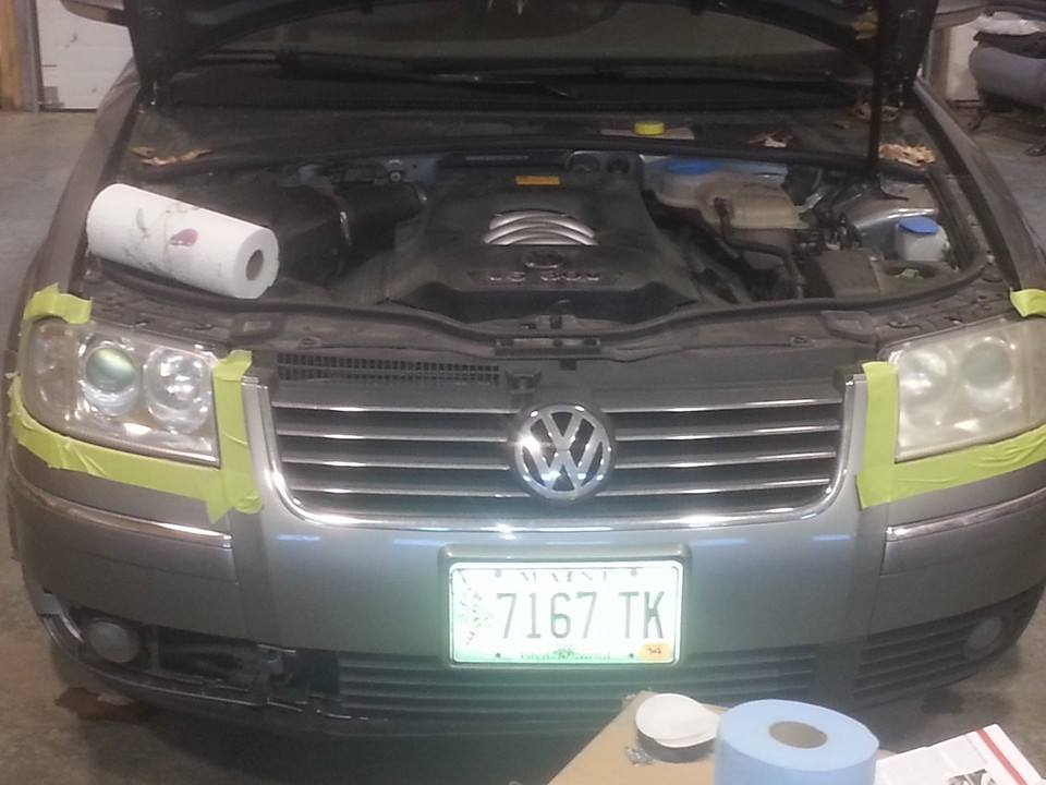 A volkswagen with the hood up and a license plate that says 7167 tk