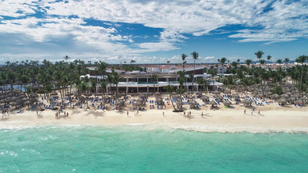 Una vista aérea de una playa con un hotel al fondo.