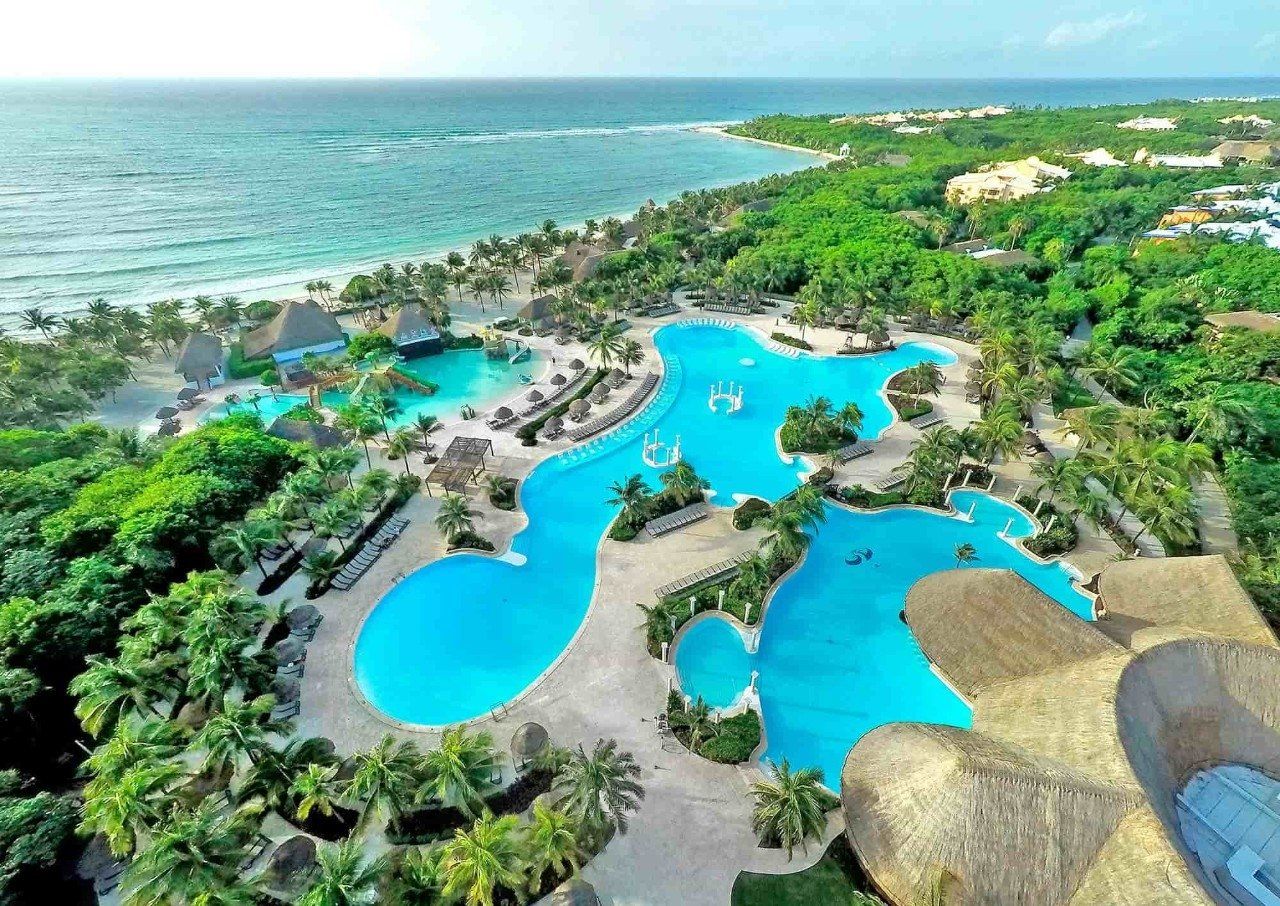 Una vista aérea de un resort con muchas piscinas