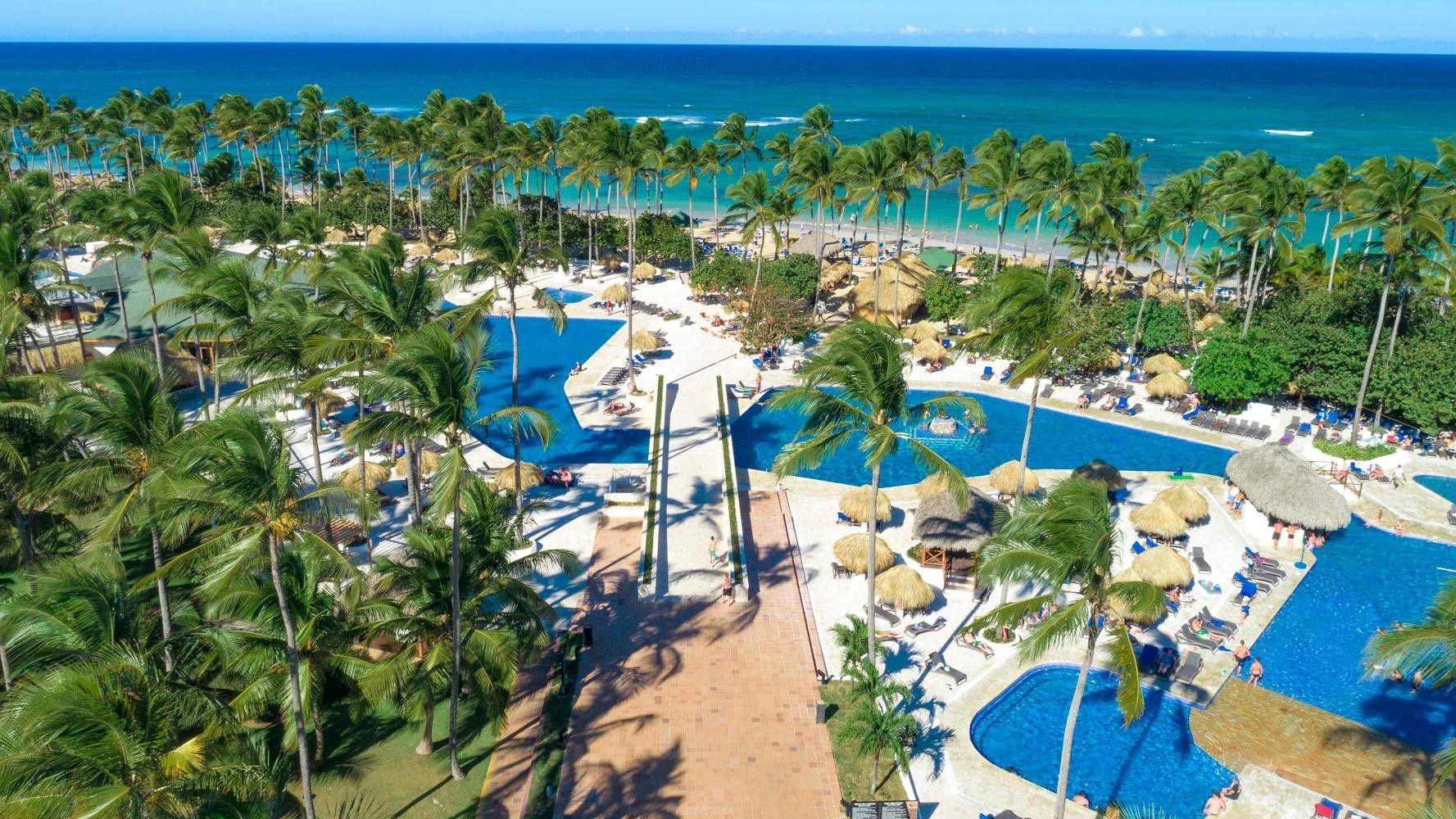 Una vista aérea de un resort tropical con palmeras y una piscina.
